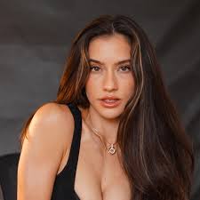 Rebecca Jane's Instagram, Twitter & Facebook