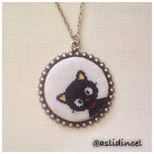 Bir Kedi Gordum Sanki Siparis Siparis Siparisalinir Kedi Kedicik Handmade Elemegi Cross Stitch Necklace Hand Embroidered Necklace Cross Stitch Designs