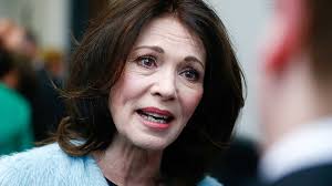 În anii '60 trăiește împreună cu cântărețul abi ofarim din israel, în 1971 are un fiu.apare prima oară prin anii 1967, pe micul ecran, neoficial ca florăreasă, pe postul ndr al germaniei de nord. Iris Berben Gewisse Katholische Grundhaltung Trotz Kirchenaustritt Kirche Leben