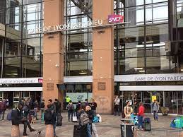 The museum of fine arts of lyon is 2.1 miles away. Lyon Colis Suspect A La Gare De Part Dieu Trafic Perturbe
