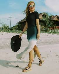 Objek lainnya adalah orang yang ada di atas jembatan, tengah menyaksikan keindahan gunung fuji yang merupakan gunung tertinggi di jepang. Tumblr