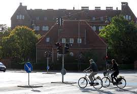 Der er næsten 800 elever på skolen, klassekvotioenten svinger fra ca. Skolen Pa Amagerbro Se Kontaktinfo Og Vigtige Nogletal