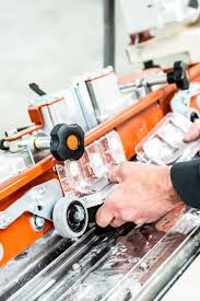 Eine politur ist nichts anderes als ein sehr feiner schleifvorgang, welcher die obersten schichten eines harten werkstoffs entfernt. Schneiden Polieren Hagemeier Wasserstrahl Und Lasertechnik Fliesen Natursteine