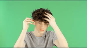 Jungs locken machen frisuren manner locken mit kurz haar frau. 1001 Ideen Wie Manner Ihre Naturlocken Stylen Konnen