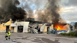 Vid kl 01:20 natten mot tisdag larmades räddningstjänsten till solröksgatan i andersberg där det skulle brinna i en garagelänga. Pr33ucc7qmpbnm