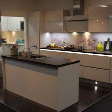 showroom keuken sense keukens greeploos wit keramiek werkblad quooker schuine afzuigkap inductie kookplaat keuke keuken ontwerp keuken inspiratie keuken ideeen