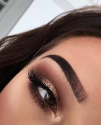 Augen Geschminkt Augenbrauen Akzentuiert Neujahrs Make Up In Braun Und Gold Accentu Prom Eye Makeup New Year S Makeup Eyebrow Makeup