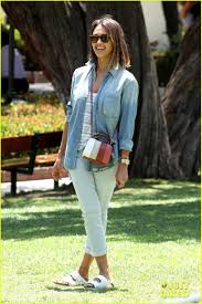 Jessica Alba Shows Off Daughters Cute Fourth Of July Outfits Jessica Alba Daughters Fourth July 04 Pho Birkenstock Outfit Jessica Alba Jessica Alba Outfit