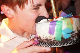 DIDIER B'DAY BASH in 't HOF! 🥰🍾🤩🤭 #minirobbie #jarigejob #eengrootfeest  #detoekomst #gekkenhuys #partypoppers #BACO #lekkergek