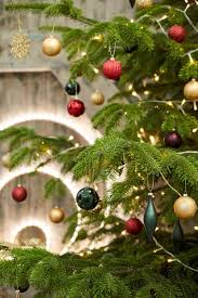 Pour Une Deco De Noel Chic Et Coloree On Suspend Dans Le Sapin Des Boules Et Gouttes Coloris Pourpre Lie De Vin Vert Fo Decoration Noel Decoration Deco Noel