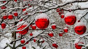 Avec de la neige et du soleil, toutes les conditions météorologiques sont bonnes pour passer un bon moment en famille. Quelle Est L Origine Et L Histoire Des Boules De Noel Joyeux Noel Net