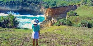 Saat itu siang hari, mentari sedang bersinar dengan cemerlangnya. Pantai Karang Bolong Sensasi Gapura Laut Selatan Pacitanku Com