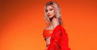 Ela passou muito tempo em nova york, por isso agora decidiu que era hora de se. Kylie Jenner Reveals Kylie Cosmetics Summer Collection Teen Vogue