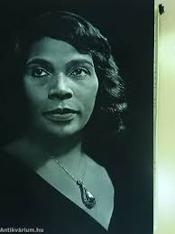 Yousuf Karsh: Portraits of Greatness (H. J. W. Becht's  Uitgeversmaatschappij N. V., 1960)