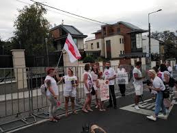 Az orosz rossija belaruszul raszija. Feher Ruhaban Viragokkal Tuntettek A Belarusz Nagykovetsegnel Budapesten Merce