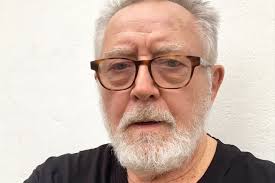 Ulf lundell er en svensk sanger, låtskriver og musiker, kjent som en av sveriges fremste rockeartister. Att Lasa Ulf Lundell Ar Som Att Ha Ett Gruffigt Litet Husdjur Pa Axeln I Tio Dagar
