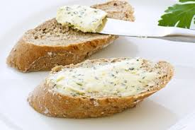 Die weiche butter wird zunächst schaumig gekühlt hält sich auch die selbst gemachte margarine ca. Krauterbutter Selbst Herstellen Rezepte Und Grundlagen