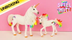 Die flügel der beiden leuchten in allen farben des regenbogens, noch prächtiger als. Schleich Einhorn Stute Mit Strassteinen Wie Ein Regenbogen Schone Phantasie Tiere Youtube