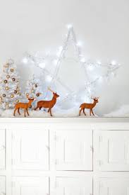 Guarda le composizioni natalizie dai centrotavola agli addobbi americani per portare nella tua casa la calda atmosfera del natale. Addobbo Luminoso A Forma Di Stella Luminosa E Piccole Statuine Di Renne Color Decorazioni Natalizie Idee Per Decorazioni Natalizie Mensole Del Camino Natalizie