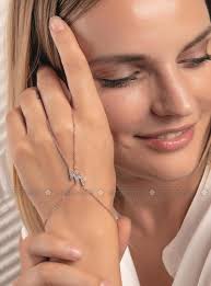 Genauso wie die auffälligen ear cuffs ist die handkette etwas anders als die traditionellen ohrringe und armbänder. Rose Handkette
