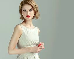 Padahal jika pandai memilih gaua rambut pendek yang pas, potongan ini bisa membuat wajahmu kelihatan jauh lebih fresh, manis, dan awet muda lho. Fresh Dan Nggak Ribet Inilah 10 Ide Fashion Modis Untuk Rambut Pendek