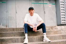 Début, random, rue de moscou. Eddy De Pretto Dissimuler Des Choses Pour En Montrer D Autres C Est Un Peu Ca La Vie