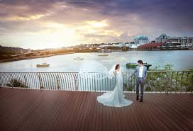 Vợ chồng lê phương thực hiện các nghi lễ cắt bánh, rót rượu vang tại tiệc. Soi Ä'am CÆ°á»›i PhÆ°Æ¡ng Háº±ng Tren Phim Va Ä'á»i Thá»±c