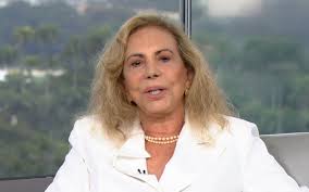 Dia do cabelo maluco? Atriz explica visual inusitado durante entrevista na Globo