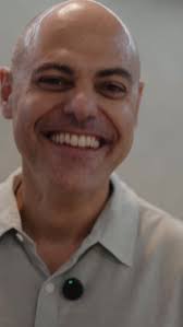 Explorando os Trilhos Anatômicos com Thomas Myers Em sua visão, o corpo  humano não é apenas uma soma de partes, mas um sistema dinâmico de  interações. Cada trilho anatômico não apenas suporta