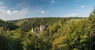 Ze doen er aan frühshoppen (na de mis pinten pakken) en de bekendste lokale artiest heet mike. Huis Voor Toerisme Van De Oostkantons Hoge Venen