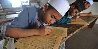 Foto : Mengisi waktu Bulan Ramadan dengan belajar Kitab Kuning | merdeka.com