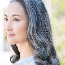 自分を解放する グレイへア という選択 50代 白髪新聞 ヘアスタイル ロング ヘア アイディア グレー ヘアスタイル