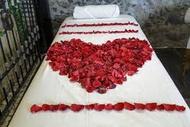 Vienen dentro de un estuche y es un detalle de boda ideal para tus invitados. Spa Decorado Con Petalos De Rosa En Forma De Corazon Imagen De Archivo Imagen De Petalos Corazon 167231899