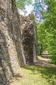 Vyšehrad obklopily gotické hradby s ochozem a cimbuřím, lemované v pravidelných 60m rozestupech asi 15 čtvercovými věžemi o rozměrech 7,5×7,5 m. Kourim Mestske Hradby Kolinsko Cesty A Pamatky