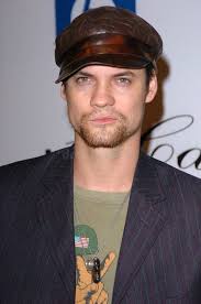 Shane West, Maggie Q redactionele stock afbeelding. Image of heuvels