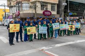 Estudantes realizam ação alusiva ao “Maio Amarelo” no centro de Paranaguá