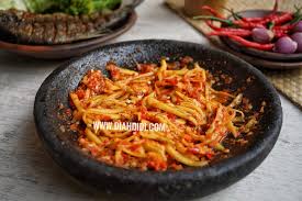 Kupas mangga, kemudian serut atau iris dagingnya memanjang bentuk korek. Diah Didi S Kitchen Sambal Mangga