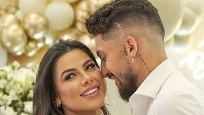 Grávida, mulher de Alex Telles, a cantora Vitória Schneider, chora com  lesão que tirou o jogador da Copa do Catar