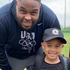 4-year-old hilariously calls out passenger's poor plane etiquette