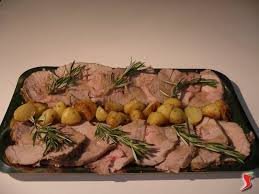 La ricetta che vi propongo oggi è la classica ricetta della domenica e dei giorni di festa che mia mamma preparava quando ci riunivamo tutti a tavola per preparare l'arrosto al forno ho scelto una parte del bovino piuttosto magra , il girello detto anche magatello che è un taglio di prima scelta molto magro e. Vitello Arrosto Arrosto