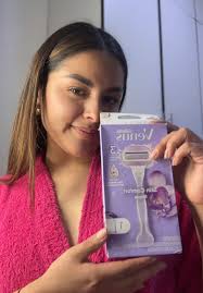 Rápido, suave y cero estrés amix! Si aún no la pruebas la Venus girl, hazlo  ya, créeme, tu piel te lo va a agradecer 🫶🏼 #VenusPeru #GilletteVenus  #Publicidad