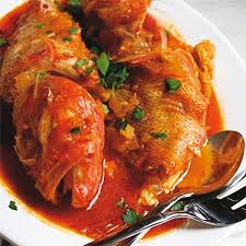 La cottura al forno insieme alle verdurine e al pangrattato mantiene morbida la carne del pesce aggiungendo un delicato sapore alla ricetta. Scorfano In Umido Fresco Pesce