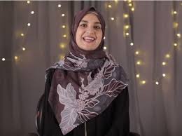 Bukannya ditinggalkan, kini hijab menutup dada justru banyak jadi incaran! 4 Tutorial Hijab Segi Empat Menutup Dada Ala Shireen Sungkar