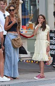 Katie Holmes And Daughter Suri Cruise 13 Brave The New York Heatwave Katie Holmes Style Suri Cruise Katie Holmes