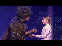 Emilie, alone in her room, opens the book and dives into the pages to enter a magical world of blue rabbits. Emilie Jolie La Comedie Musicale Culte Pour Les Enfants Ideal Des 4 Ans