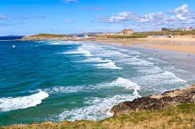 Scogliere sulla spiaggia in newquay, cornovaglia. Le 10 Migliori Spiagge Dell Inghilterra Lasciati Sorprendere Dall Estate Inglese Go Guides