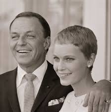 Desembarco en Las Vegas en sendos jets privados y una ceremonia de 4  minutos: la boda de Mia Farrow y Frank Sinatra