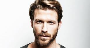 mutige hipster tragen hingegen den man bun ein lassiger dutt bei welchem gerne auch ein frisuren lange haare herren frisur geheimratsecken frisur hohe stirn