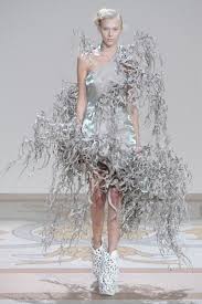 Iris Van Herpen Haute Couture Fall 2013 Winter 2014 1 550x824 Jpg 550 824 Fashion Iris Van Herpen Weird Fashion