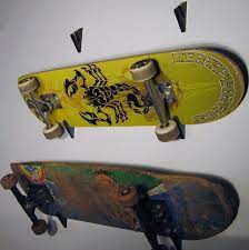 Le chat déplace une pièce du jeu d'échec avec sa patte de velours. Skateboard Wall Rack Skateboard Holder Skateboard Racks Hangers Skateboard Room Skateboard Rack Skateboard Furniture